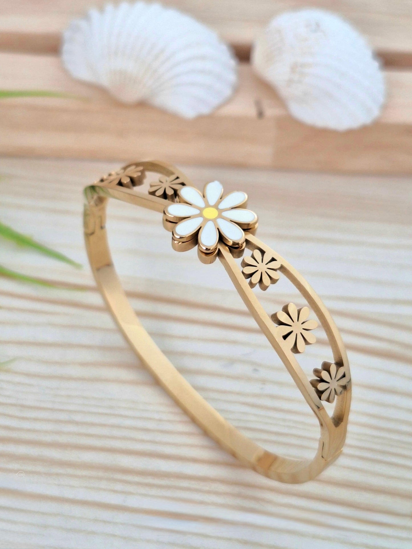 Golden daisy bloom bracelet